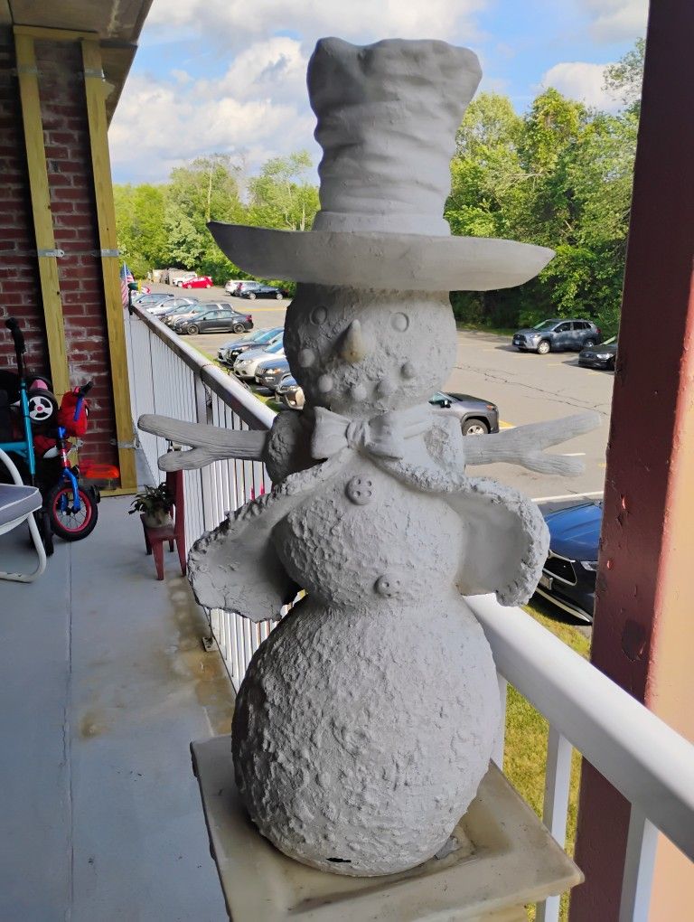 ☃️ SNOWMAN BIRD BATH/ 26" HIGH/ A FEW CHIPS ON IT BUT ITS IN GOOD CONDITION/Reasonable Offers Welcome