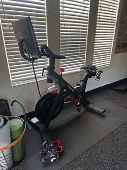 Peloton Original Exercise Bike (2020) + Shoes Size 39 + Weights
