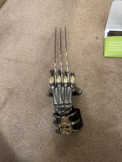 Metal blade claw