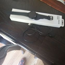 Samsung Smart Watch Great Condition In Box Wirh Charger 