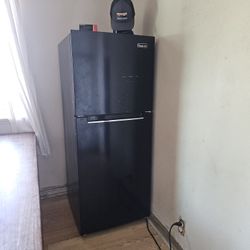 Magic Chef Medium Size Refrigerator/Freezer Combo