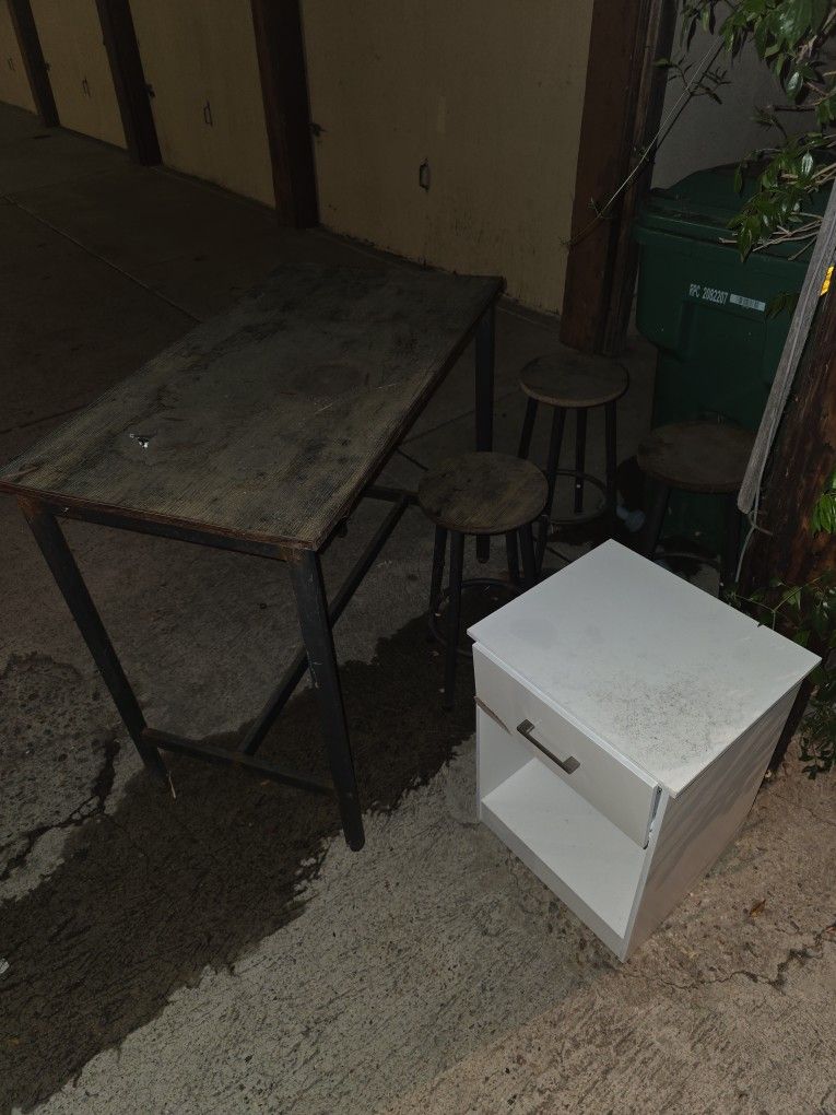 Table Set 3 Stools 
