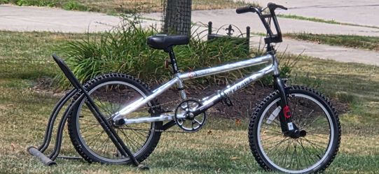 TONYHAWK HUCKJAM SERIES - 20 INCH WHEELS W/PEGGS - GYRO EQUIPPED - HAND BRAKES - TUNED