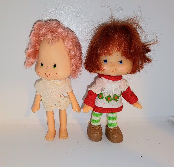 pair of retro style Strawberry Shortcake dolls figures ... still smells like Strawberry 