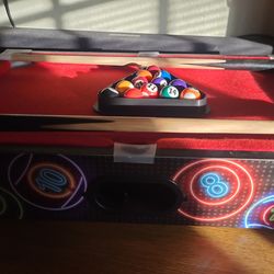 Mini pool table