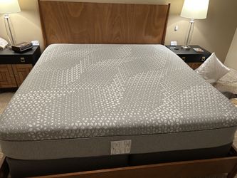 Sealy Posturepedic King Hybrid Mattress with Box Springs