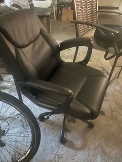 Black chair used not damaged