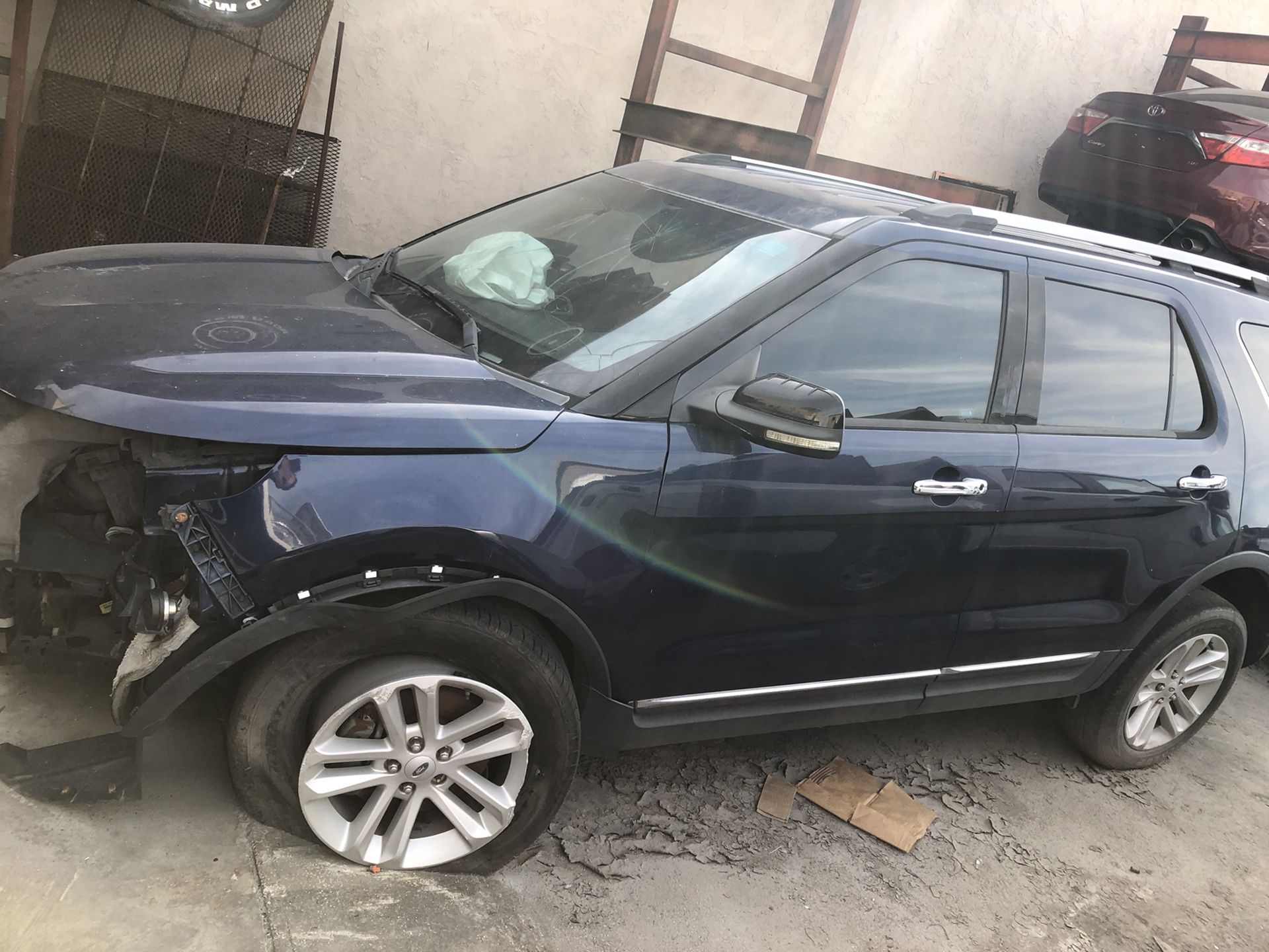 Ford Explorer 2012 clean title crashed