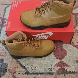 New Nike Manoa Kids Boots Size 5.5 Color Wheat 