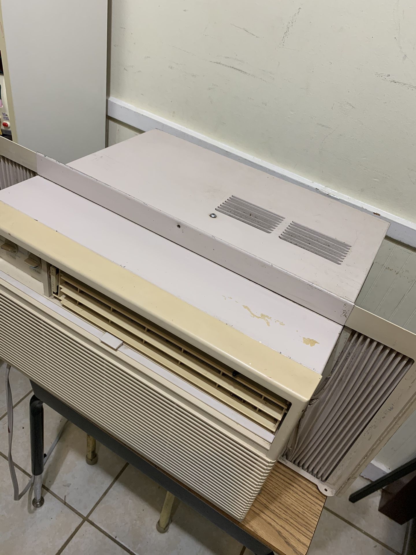 Window AC (5500 BTU) in Good Working Condition
