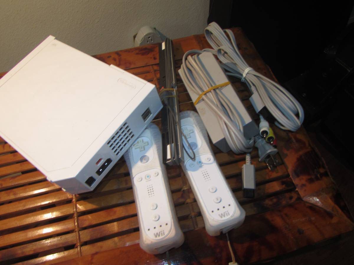 Nintendo Wii Console White RVL-001 Tested with Video and Power cords