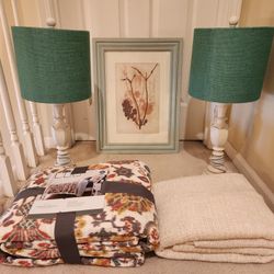 F/Q Quilt Blanket Bedding+Lamp/Lamps (2) for a Nightstand/Night Stand/End Table/Desk+Frame Wall Art Work Decor