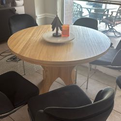 Wood Table Dining/breakfast Upto 6 Can fit in.