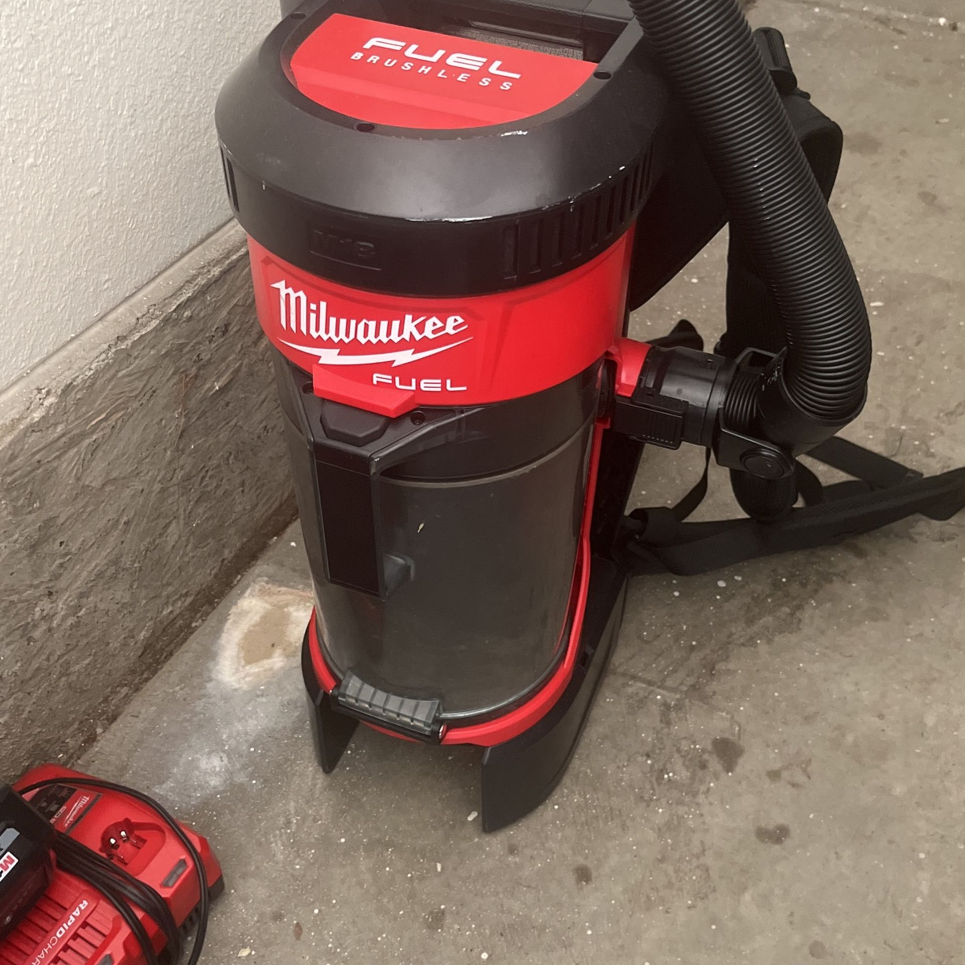 Milwaukee backpack vacuum cleaner with two batteries for Sale in