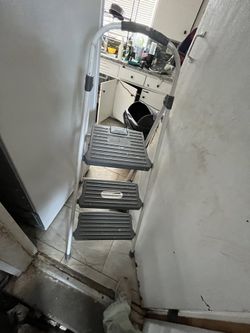 🪜 Cosco Step Ladder for Sale – Sturdy, Reliable, and Ready to Work! 💪