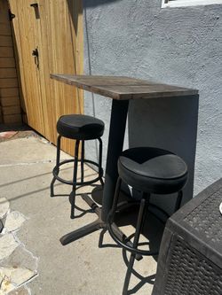 Pub table with 6 bar stools