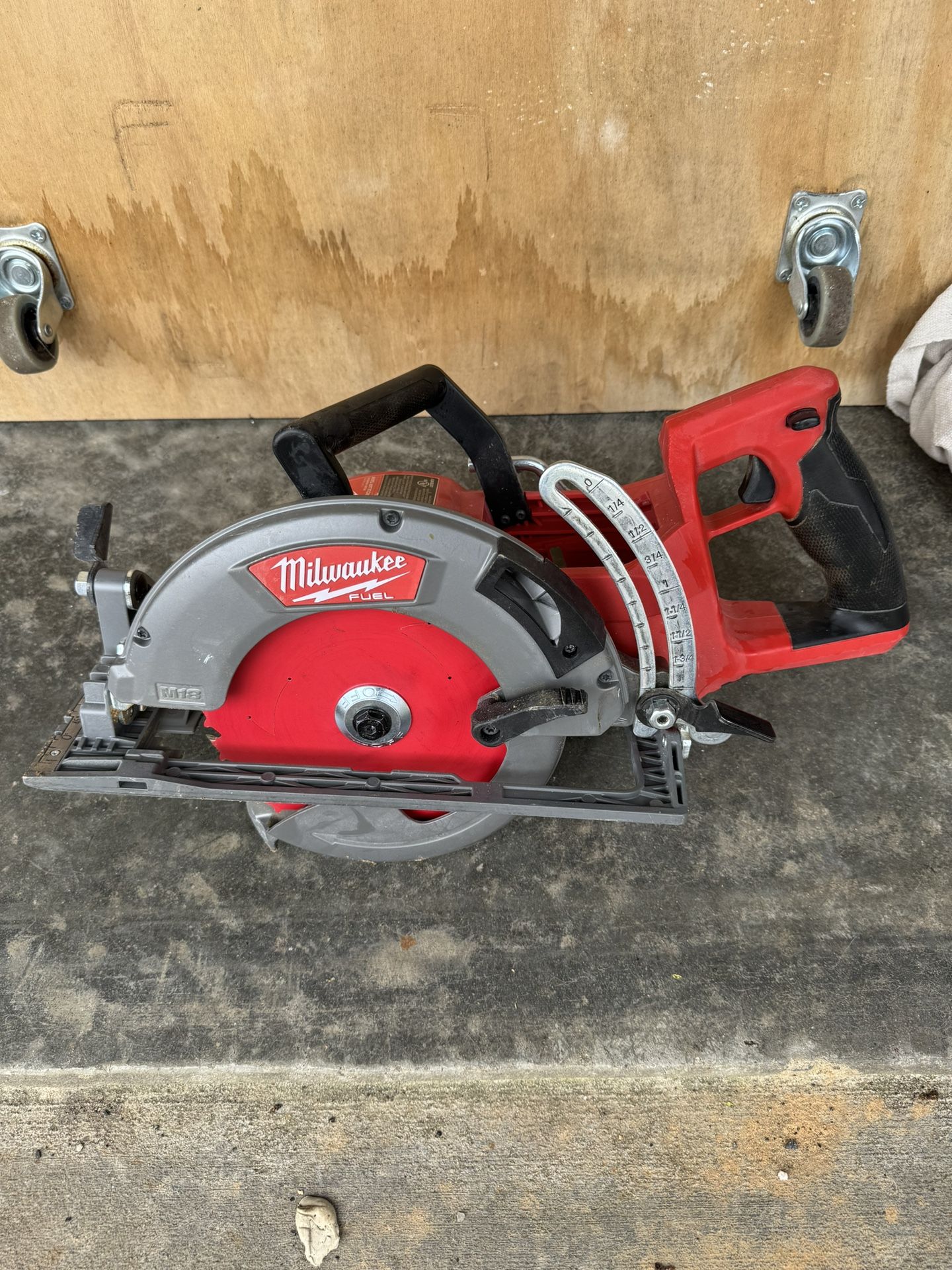 Milwaukee M18 Cordless Rear Handle Circular Saw