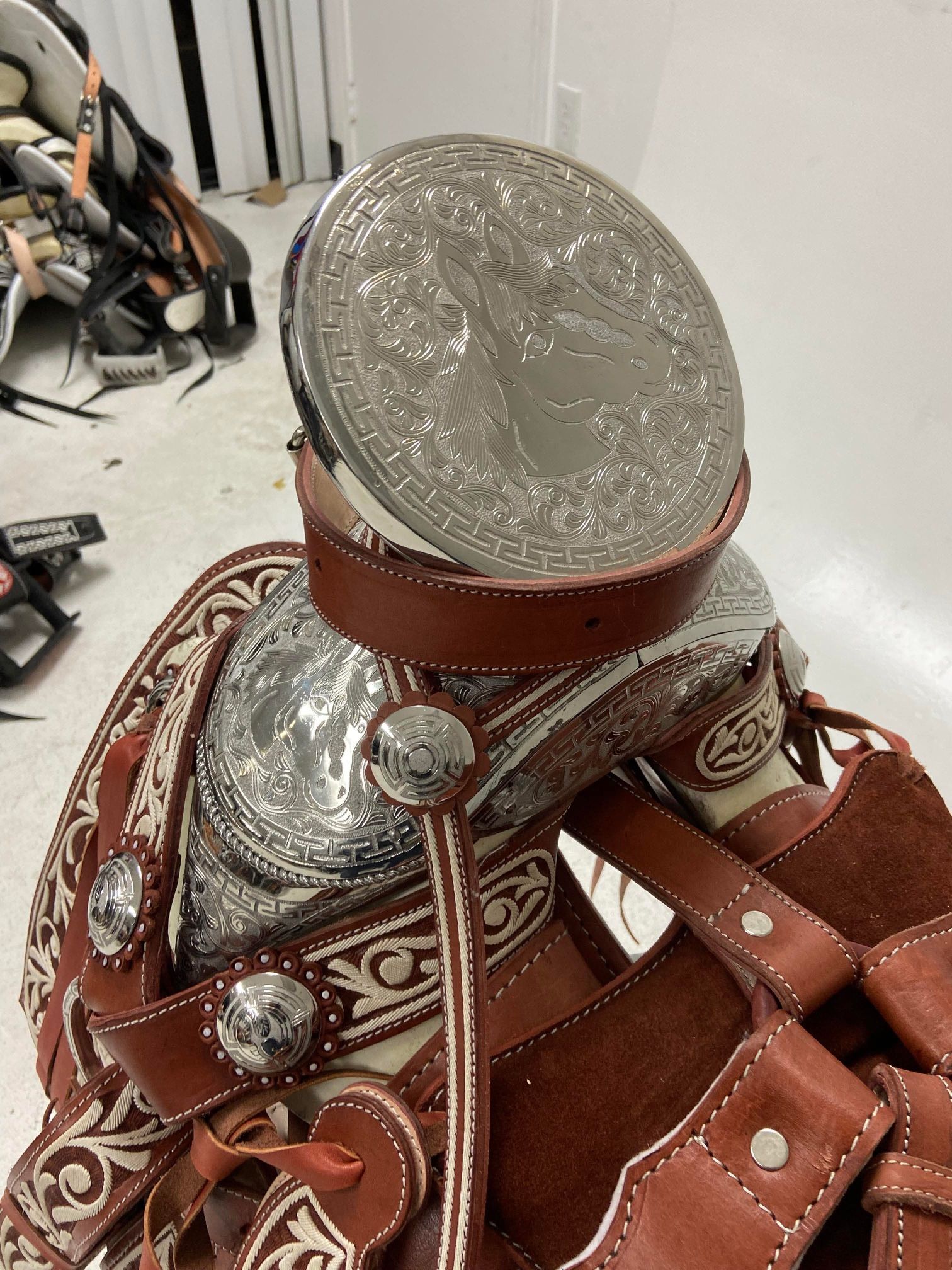 Nueva montura charra súper Pitiada original con Herrage y fuste plateado completo