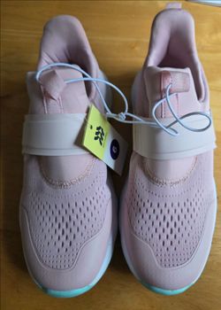 BLUSH PINK. DILLON SLIP = ON PERFORMANCE SNEAKER 👟 SIZE 6 CONFORTABLE