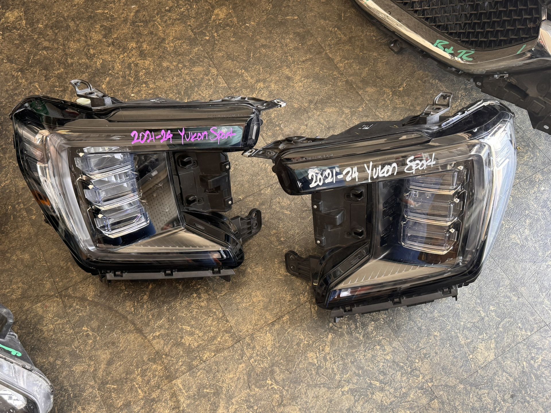 2021-2024 GMC YUKON HEADLIGHTS