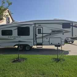 2014 Crossroads RV Cruiser Patriot Provincial Series M-325 CK
35FT dry empty weight 9200LB polar package four seasons, package heated tanks and very w