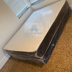 Queen mattress regular set with box spring ( 2pc brand new) 