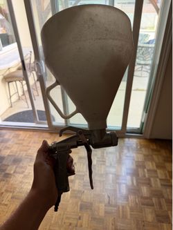 Pneumatic paint sprayer