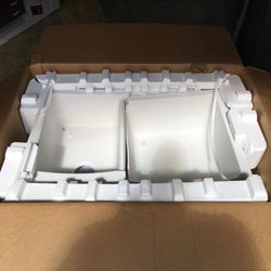 Blanco Blanco Diamond 32" x 20.88" Low Divide Undermount Kitchen Sink damage in box