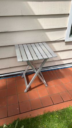 Folding table