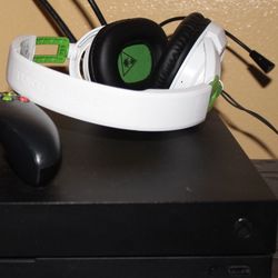 Xbox One X Like New! Rarely Used ! 1 TB