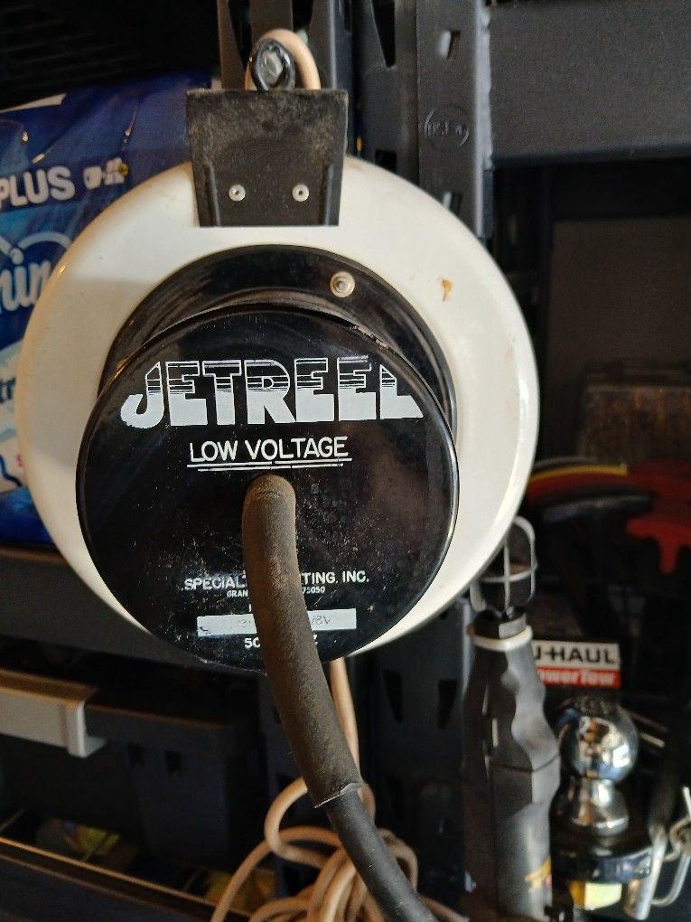 Jet real hanging rejectable garage light