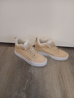 Puma Woman's Mid Top Sneakers with Sherpa Lining Size 8.5