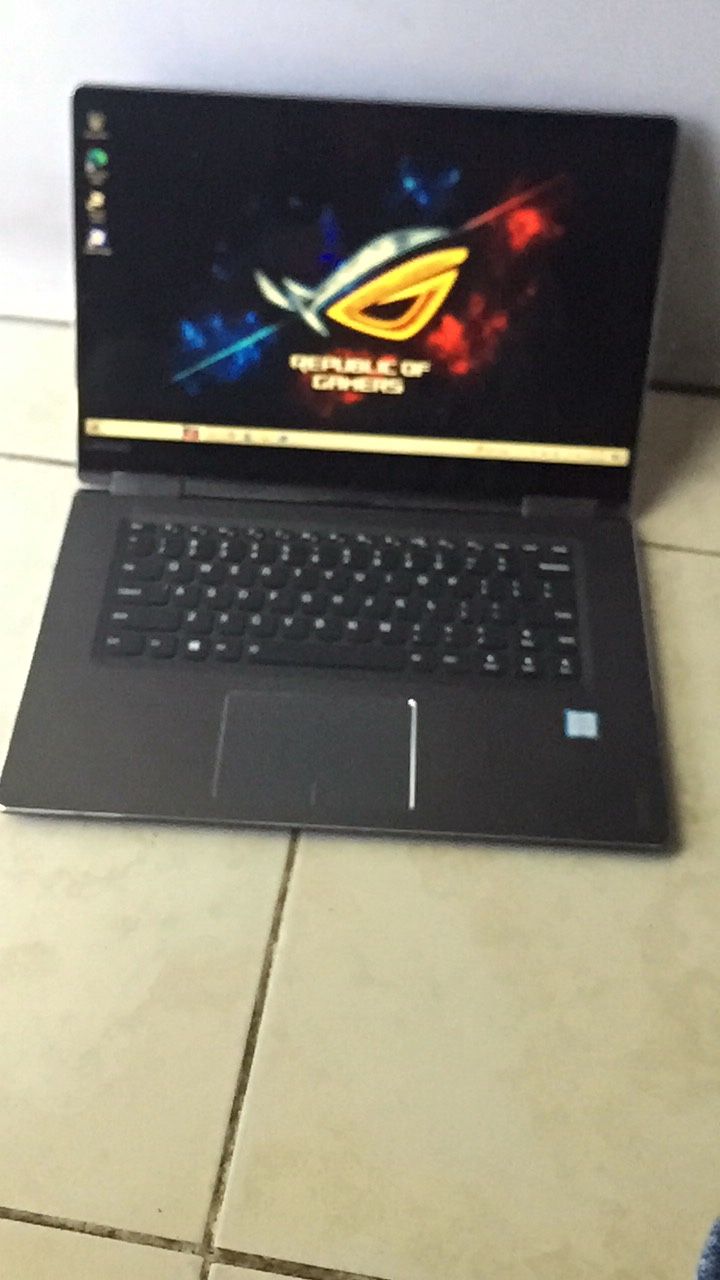 15.6” Lenovo Yoga 2-1 Touchscreen i5 Processor 128gb SSD 8gb Ram Come With Charger Good Condition window 10