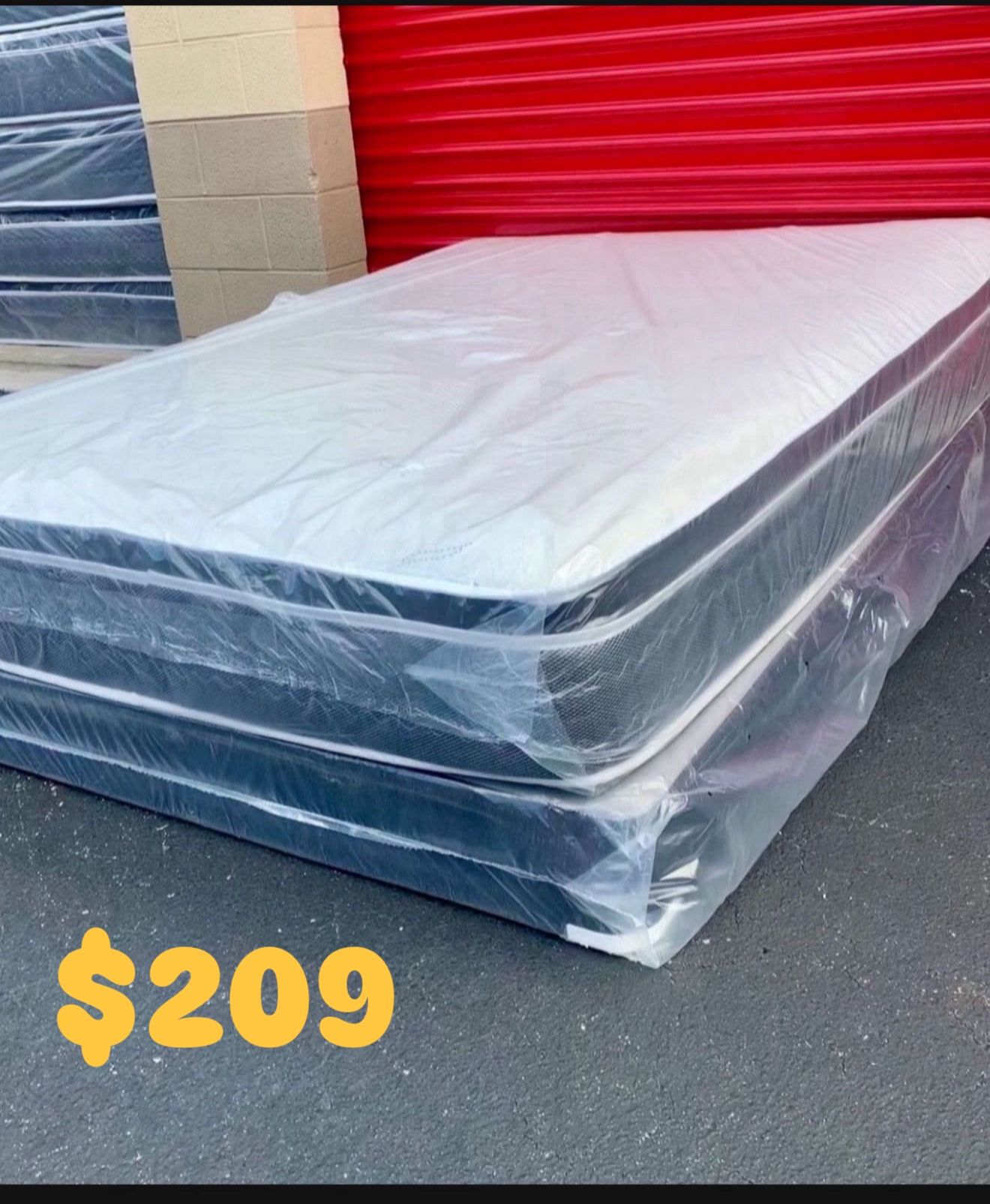 NEW Mattress Queen Size Pillowtop With Box Spring // Offer 🚚