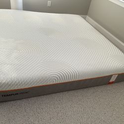 TEMPUR-PEDIC Mattress (King/Firm)