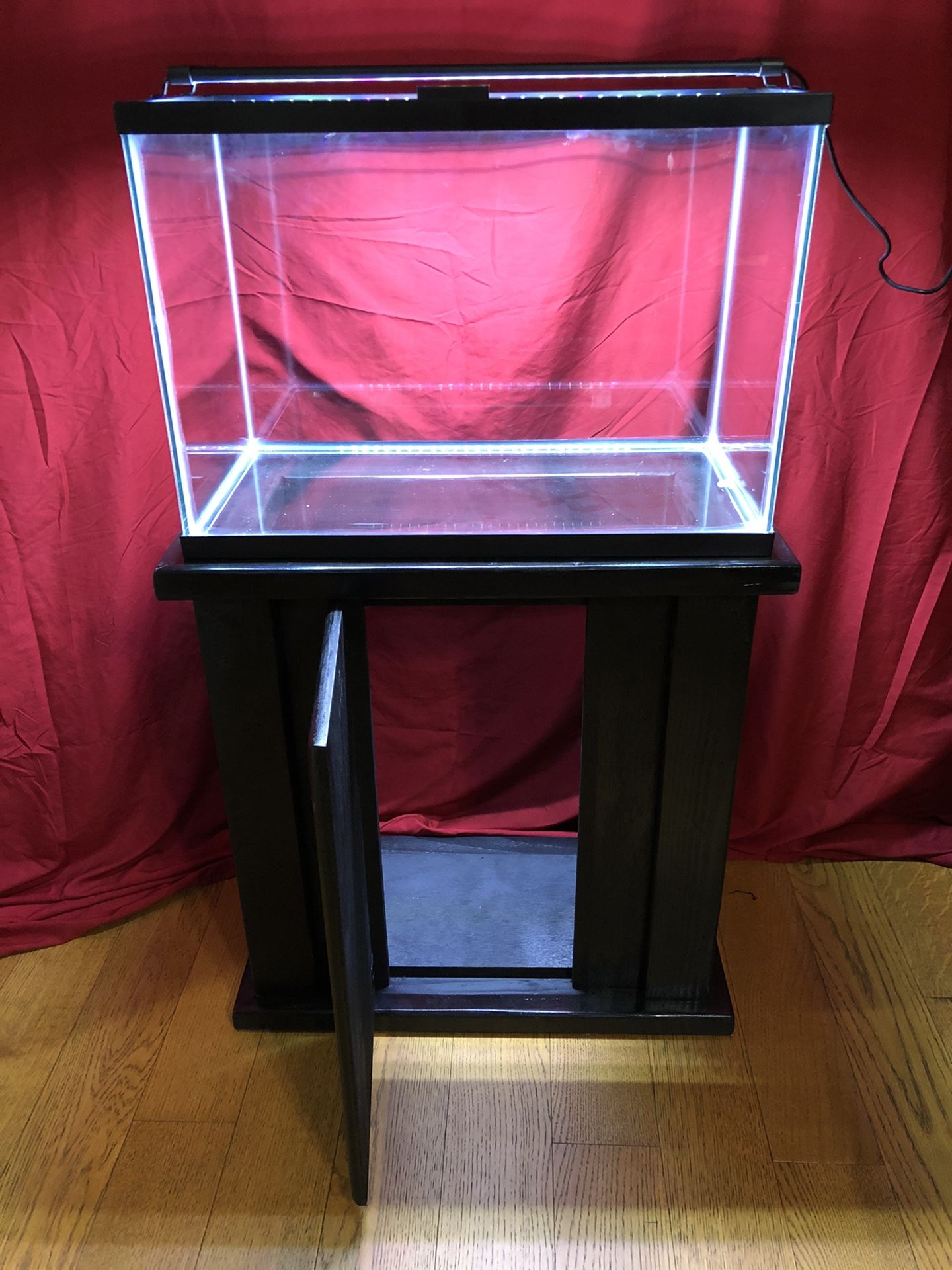 20 GALLONS FISH TANK STAND AND LIGHT ///BRAND NEW NO SCRATCHES NO WATER MARKS