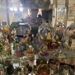 Disney snow Globes In Mint Condition 