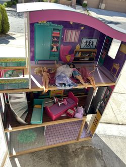 Large Doll House W Some Dolls And Extras