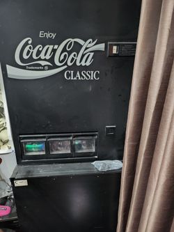 Vintage 3-Flavor Coca-Cola Vending Machine - Works & Cools Great!