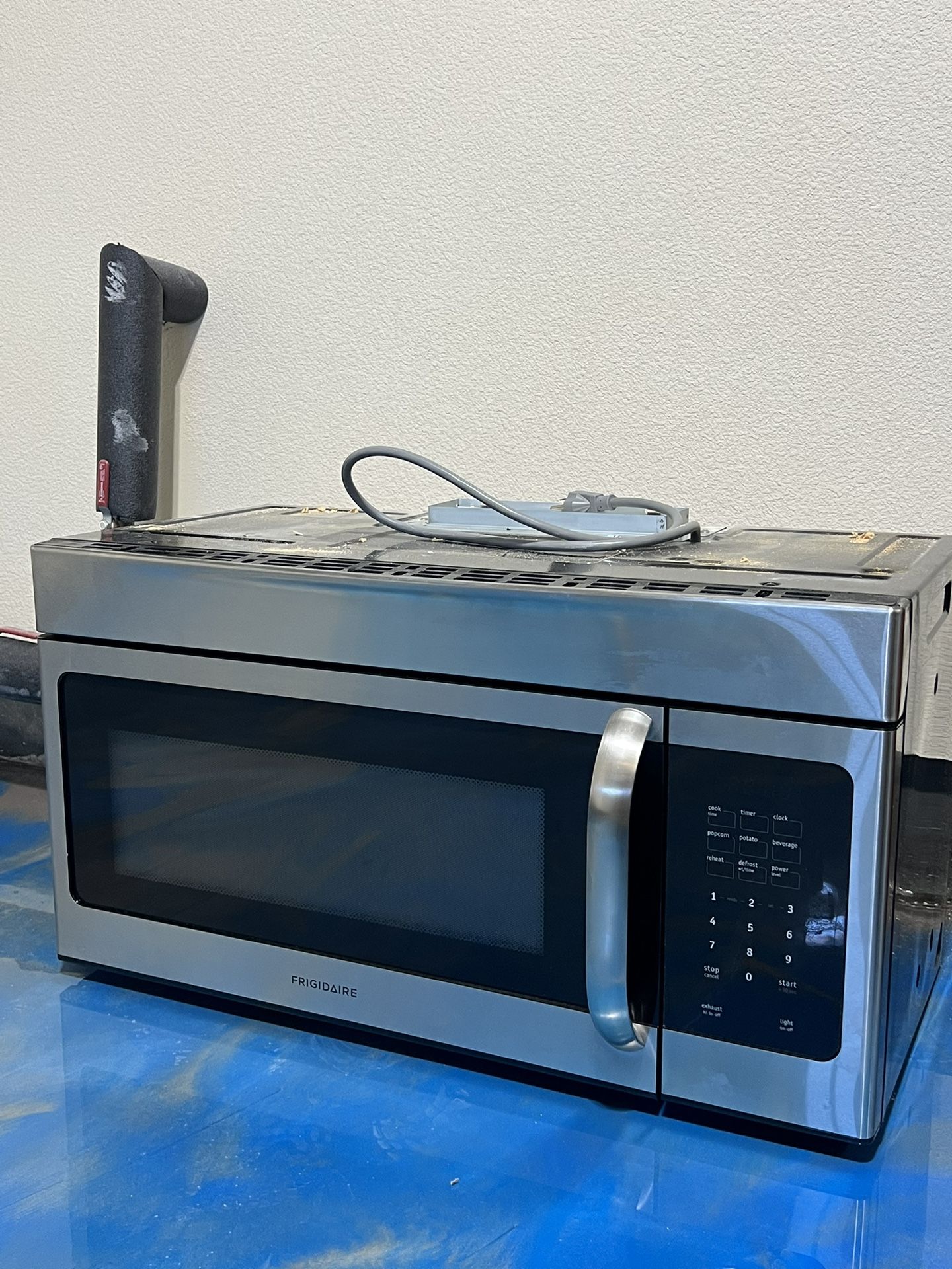 Microwave And Hood Vent