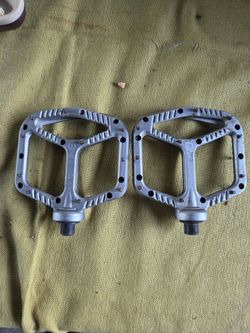 One up silver pedals