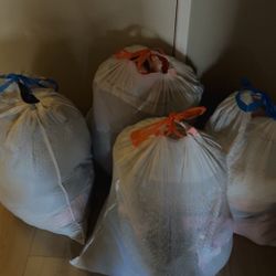 Alguien Que Me compre Toda Está Ropa En Buenas Condiciones Sin Mas Tamaños Chicos De Mujer Y De Niño  