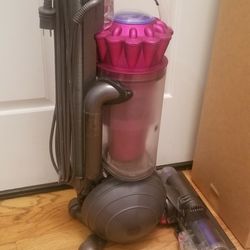 NEW cond Dyson ANIMAL BIG BALL  VACUUM WITH ATTACHMENTS  , AMAZING POWER SUCTION  , WORKS EXCELLENT  , IN THE BOX 