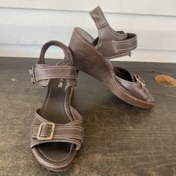 American Eagle Outfitters BROWN WEDGE SANDALS WOMEN'S SIZE 8 (3 INCH HEEL)