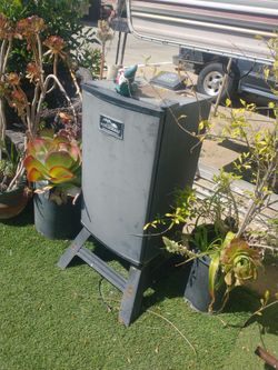 2 smokers . comes with pellets