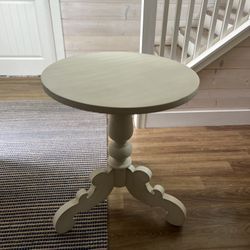 Solid Wood Round Accent Table – Farmhouse Style