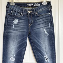 Levi's low rise boyfriend stretch distress jean size 4/5 like new condition 