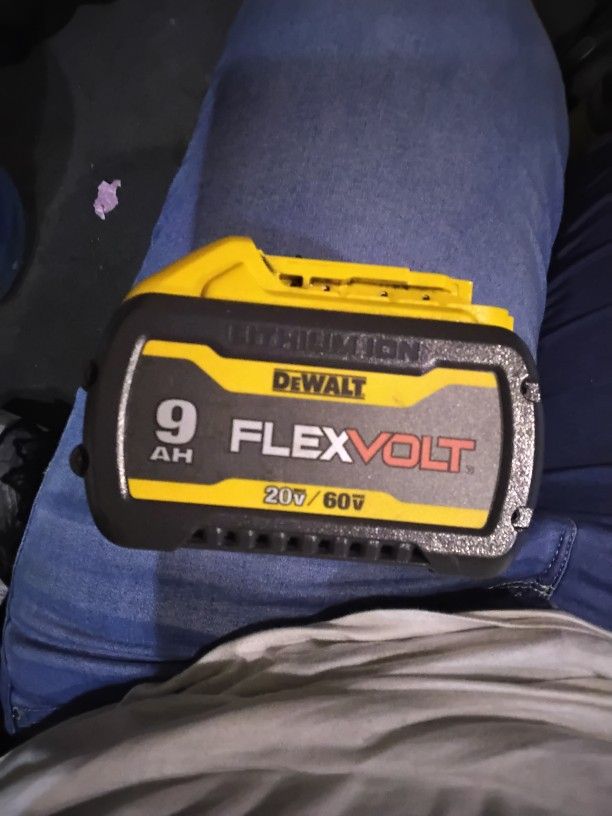 DEWALT
FLEXVOLT 20V/60V MAX Lithium-Ion 9.0Ah Battery New