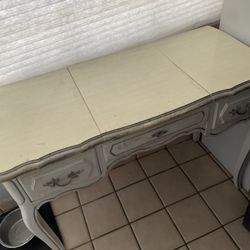 Makeup Dresser.