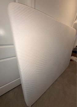 Queen Memory Foam Mattress – Clean & Excellent Condition